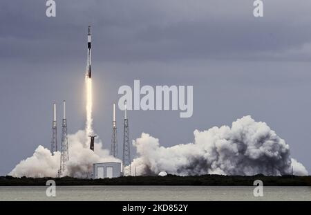 Une fusée SpaceX Falcon 9 transportant un lot de 53 satellites Internet Starlink est lancée à partir du PAD 40 à la station de la Force spatiale du Cap-Canaveral, sur 21 avril 2022, à Cape Canaveral, en Floride. (Photo de Paul Hennessy/NurPhoto) Banque D'Images