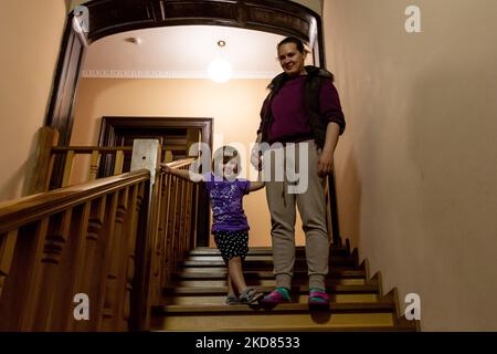 Les réfugiés ukrainiens qui se sont échappés de la région de Kharkiv à la sécurité relative de Nadyby, oblast de Lviv, Ukraine marchent sur les escaliers de leur abri sur 21 avril 2022. Depuis que la Fédération de Russie a envahi l'Ukraine, le conflit a forcé plus de 10 millions de personnes à fuir leurs foyers, tant à l'intérieur qu'à l'extérieur. L'église grecque-catholique de Nadyby, près de Lviv, accueille des dizaines de mères avec enfants qui ont fui la guerre dans l'est de l'Ukraine et qui soutient beaucoup plus de réfugiés dans la région. Les familles ont trouvé refuge au Centre de soins pastoraux des prêtres et des moines à Nadyby. (Photo par Dominika Zarzycka/nu Banque D'Images