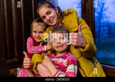 Maria, volontaire ukrainien, pose avec des enfants réfugiés qui se sont échappés de la région de Kharkiv à la sécurité relative de Nadyby, oblast de Lviv, Ukraine sur 21 avril 2022. Depuis que la Fédération de Russie a envahi l'Ukraine, le conflit a forcé plus de 10 millions de personnes à fuir leurs foyers, tant à l'intérieur qu'à l'extérieur. L'église grecque-catholique de Nadyby, près de Lviv, accueille des dizaines de mères avec enfants qui ont fui la guerre dans l'est de l'Ukraine et qui soutient beaucoup plus de réfugiés dans la région. Les familles ont trouvé refuge au Centre de soins pastoraux des prêtres et des moines à Nadyby. (Photo par Dominika Zarzycka/Nur Banque D'Images