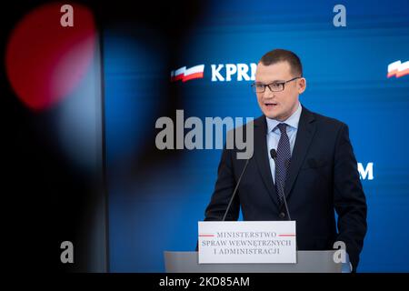 Conférence de presse de Pawel Szefernaker, Secrétaire d'Etat au Ministère polonais de l'intérieur et de l'administration et plénipotentiaire du Gouvernement pour les réfugiés de guerre d'Ukraine, à Varsovie (Pologne) sur le 21 avril 2022 (photo de Mateusz Wlodarczyk/NurPhoto) Banque D'Images