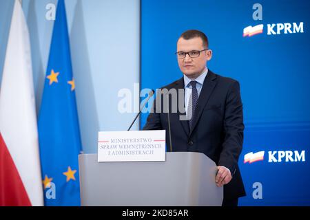 Conférence de presse de Pawel Szefernaker, Secrétaire d'Etat au Ministère polonais de l'intérieur et de l'administration et plénipotentiaire du Gouvernement pour les réfugiés de guerre d'Ukraine, à Varsovie (Pologne) sur le 21 avril 2022 (photo de Mateusz Wlodarczyk/NurPhoto) Banque D'Images