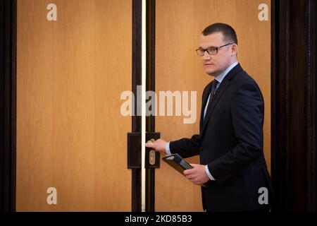 Conférence de presse de Pawel Szefernaker, Secrétaire d'Etat au Ministère polonais de l'intérieur et de l'administration et plénipotentiaire du Gouvernement pour les réfugiés de guerre d'Ukraine, à Varsovie (Pologne) sur le 21 avril 2022 (photo de Mateusz Wlodarczyk/NurPhoto) Banque D'Images