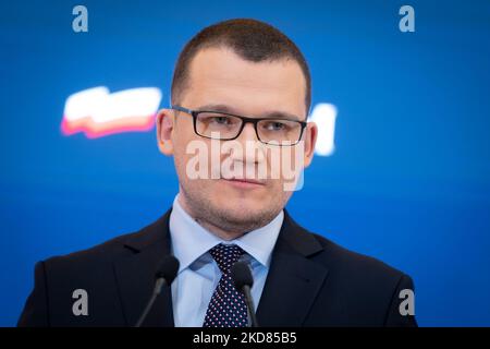 Conférence de presse de Pawel Szefernaker, Secrétaire d'Etat au Ministère polonais de l'intérieur et de l'administration et plénipotentiaire du Gouvernement pour les réfugiés de guerre d'Ukraine, à Varsovie (Pologne) sur le 21 avril 2022 (photo de Mateusz Wlodarczyk/NurPhoto) Banque D'Images