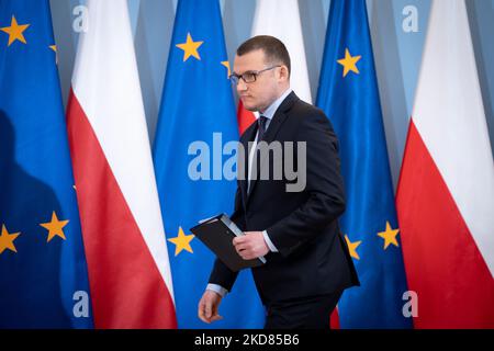 Conférence de presse de Pawel Szefernaker, Secrétaire d'Etat au Ministère polonais de l'intérieur et de l'administration et plénipotentiaire du Gouvernement pour les réfugiés de guerre d'Ukraine, à Varsovie (Pologne) sur le 21 avril 2022 (photo de Mateusz Wlodarczyk/NurPhoto) Banque D'Images