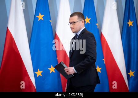 Conférence de presse de Pawel Szefernaker, Secrétaire d'Etat au Ministère polonais de l'intérieur et de l'administration et plénipotentiaire du Gouvernement pour les réfugiés de guerre d'Ukraine, à Varsovie (Pologne) sur le 21 avril 2022 (photo de Mateusz Wlodarczyk/NurPhoto) Banque D'Images