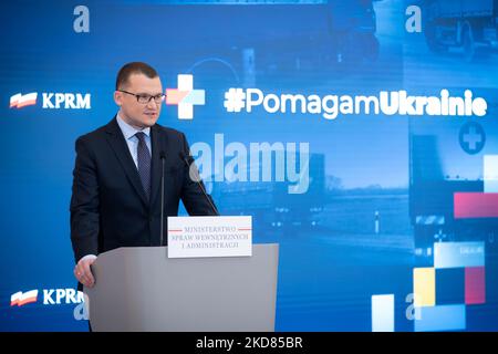 Conférence de presse de Pawel Szefernaker, Secrétaire d'Etat au Ministère polonais de l'intérieur et de l'administration et plénipotentiaire du Gouvernement pour les réfugiés de guerre d'Ukraine, à Varsovie (Pologne) sur le 21 avril 2022 (photo de Mateusz Wlodarczyk/NurPhoto) Banque D'Images