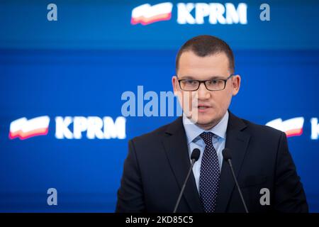 Conférence de presse de Pawel Szefernaker, Secrétaire d'Etat au Ministère polonais de l'intérieur et de l'administration et plénipotentiaire du Gouvernement pour les réfugiés de guerre d'Ukraine, à Varsovie (Pologne) sur le 21 avril 2022 (photo de Mateusz Wlodarczyk/NurPhoto) Banque D'Images