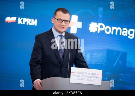 Conférence de presse de Pawel Szefernaker, Secrétaire d'Etat au Ministère polonais de l'intérieur et de l'administration et plénipotentiaire du Gouvernement pour les réfugiés de guerre d'Ukraine, à Varsovie (Pologne) sur le 21 avril 2022 (photo de Mateusz Wlodarczyk/NurPhoto) Banque D'Images