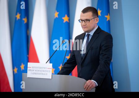 Conférence de presse de Pawel Szefernaker, Secrétaire d'Etat au Ministère polonais de l'intérieur et de l'administration et plénipotentiaire du Gouvernement pour les réfugiés de guerre d'Ukraine, à Varsovie (Pologne) sur le 21 avril 2022 (photo de Mateusz Wlodarczyk/NurPhoto) Banque D'Images