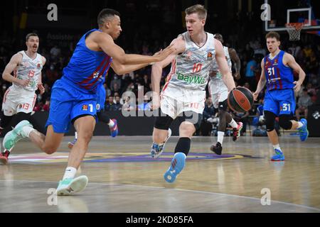 Ognjen Jaramaz et Dante Exum lors du match entre le FC Barcelone et le FC Bayern Munich, correspondant au deuxième match des quarts de finale de l'Euroligue, joué au Palau Blaugrana, le 21h avril 2022, à Barcelone, en Espagne. (Photo de Noelia Deniz/Urbanandsport /NurPhoto) Banque D'Images