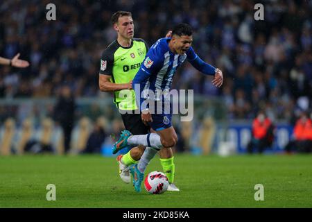 Evanilson (R), le brésilien de Porto, rivalise avec Manuel Ugarte (L), le milieu uruguayen du Sporting, lors du match semi-fin de la coupe portugaise entre le FC Porto et le CP sportif au stade Dragao à 21 avril 2022, au Portugal. (Photo de Paulo Oliveira / NurPhoto) Banque D'Images