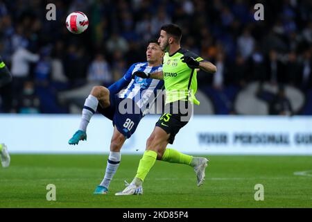 Evanilson (L), l'avant brésilien de Porto, rivalise avec le défenseur portugais de Sporting, Goncalo Inacio (R), lors du match semi-fin de la coupe portugaise entre le FC Porto et le CP sportif au stade Dragao sur 21 avril 2022, à Porto, au Portugal. (Photo de Paulo Oliveira / NurPhoto) Banque D'Images