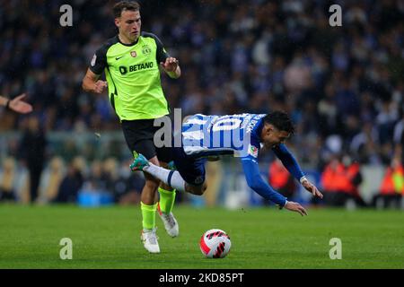 Evanilson (R), le brésilien de Porto, rivalise avec Manuel Ugarte (L), le milieu uruguayen du Sporting, lors du match semi-fin de la coupe portugaise entre le FC Porto et le CP sportif au stade Dragao à 21 avril 2022, au Portugal. (Photo de Paulo Oliveira / NurPhoto) Banque D'Images