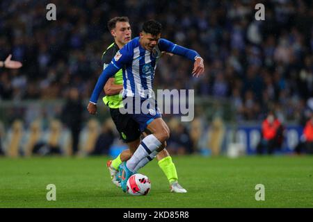 Evanilson (R), le brésilien de Porto, rivalise avec Manuel Ugarte (L), le milieu uruguayen du Sporting, lors du match semi-fin de la coupe portugaise entre le FC Porto et le CP sportif au stade Dragao à 21 avril 2022, au Portugal. (Photo de Paulo Oliveira / NurPhoto) Banque D'Images