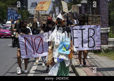 Les activistes de l'environnement branchirent des panneaux et crient des slogans alors qu'ils marchent sur la route principale de la ville lors de la grève mondiale du climat à Bangkok, Thaïlande, 22 avril 2022. (Photo par Anusak Laowilas/NurPhoto) Banque D'Images