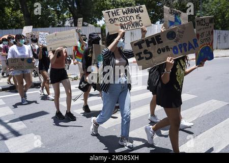 Les activistes de l'environnement branchirent des panneaux et crient des slogans alors qu'ils marchent sur la route principale de la ville lors de la grève mondiale du climat à Bangkok, Thaïlande, 22 avril 2022. (Photo par Anusak Laowilas/NurPhoto) Banque D'Images