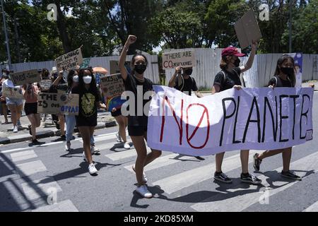 Les activistes de l'environnement branchirent des panneaux et crient des slogans alors qu'ils marchent sur la route principale de la ville lors de la grève mondiale du climat à Bangkok, Thaïlande, 22 avril 2022. (Photo par Anusak Laowilas/NurPhoto) Banque D'Images