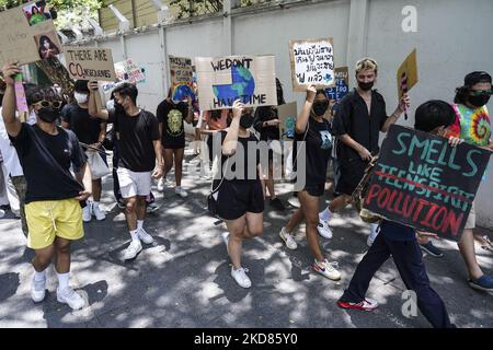 Les activistes de l'environnement branchirent des panneaux et crient des slogans alors qu'ils marchent sur la route principale de la ville lors de la grève mondiale du climat à Bangkok, Thaïlande, 22 avril 2022. (Photo par Anusak Laowilas/NurPhoto) Banque D'Images