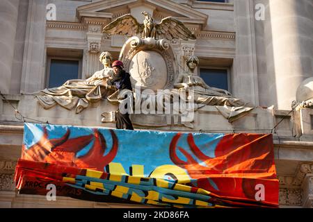 Un membre de la rébellion d'extinction dépose une bannière du deuxième étage du bâtiment John Wilson, où se trouvent les bureaux de la ville de Washington DC. Pour le jour de la Terre, le groupe a organisé un rassemblement et une marche pour protester contre les combustibles fossiles en général, et pour exiger expressément que la ville refuse de permettre à Washington Gas d'étendre ses infrastructures de distribution de méthane. Elle a été enlevée par le service des incendies de DC et immédiatement arrêtée par la police de DC. La rébellion de l'extinction a refusé de donner son nom. (Photo d'Allison Bailey/NurPhoto) Banque D'Images