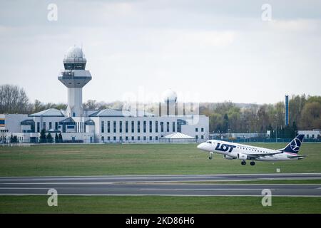 LOT Polish Airlines plane and Polish Air navigation Services Agency (en arrière-plan) à l'aéroport Chopin de Varsovie, Pologne sur 22 avril 2022. La grève et les démissions massives de contrôleurs de la circulation aérienne de l'Agence polonaise des services de navigation aérienne entraînent de nombreux retards et ont annulé des vols dans l'espace aérien polonais. (Photo de Mateusz Wlodarczyk/NurPhoto) Banque D'Images