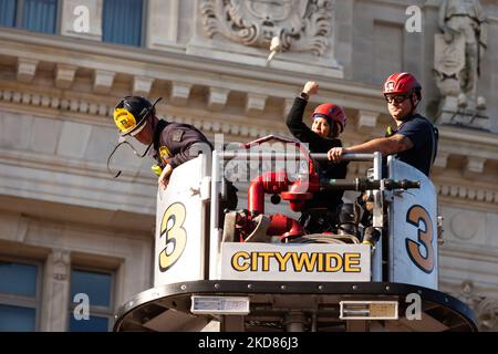 Un membre de la rébellion d'extinction est enlevé par DC Fire après avoir déposé une bannière de la deuxième histoire du bâtiment John Wilson, où se trouvent les bureaux de la ville de Washington. Pour le jour de la Terre, le groupe a organisé un rassemblement et une marche pour protester contre les combustibles fossiles en général, et pour exiger expressément que la ville refuse de permettre à Washington Gas d'étendre ses infrastructures de distribution de méthane. Elle a été enlevée par le service des incendies de DC et immédiatement arrêtée par la police de DC. La rébellion de l'extinction a refusé de donner son nom. (Photo d'Allison Bailey/NurPhoto) Banque D'Images