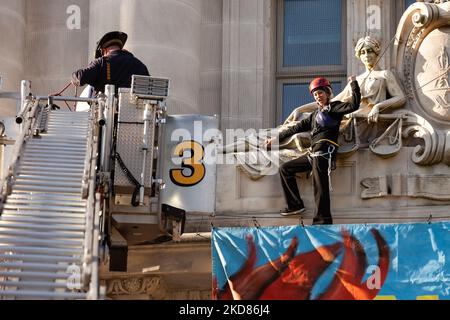 Un membre de la rébellion d'extinction est enlevé par DC Fire après avoir déposé une bannière de la deuxième histoire du bâtiment John Wilson, où se trouvent les bureaux de la ville de Washington. Pour le jour de la Terre, le groupe a organisé un rassemblement et une marche pour protester contre les combustibles fossiles en général, et pour exiger expressément que la ville refuse de permettre à Washington Gas d'étendre ses infrastructures de distribution de méthane. Elle a été enlevée par le service des incendies de DC et immédiatement arrêtée par la police de DC. La rébellion de l'extinction a refusé de donner son nom. (Photo d'Allison Bailey/NurPhoto) Banque D'Images