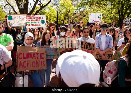 Les étudiants se rassemblent à la Maison Blanche le vendredi pour la prochaine grève climatique du jour de la Terre. Les manifestants ont exigé que l'Administration Biden cesse d'investir et de construire des infrastructures de combustibles fossiles, et plutôt d'investir ces ressources dans les énergies renouvelables. (Photo d'Allison Bailey/NurPhoto) Banque D'Images