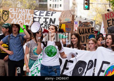 Des étudiants du vendredi pour la future marche sur le climat du jour de la Terre frappent pour rejoindre les manifestants lors de la manifestation de la Réserve fédérale sans fossiles. Vendredi pour les futurs manifestants a exigé que l'Administration Biden cesse d'investir dans et de construire des infrastructures de combustibles fossiles, et au lieu de cela, d'investir ces ressources dans les énergies renouvelables. (Photo d'Allison Bailey/NurPhoto) Banque D'Images