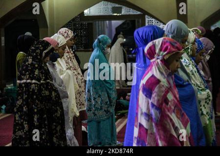 Les musulmans prient pendant que je'tikaf (rester dans une mosquée pour prier) de chasser pour Lailatul Qadar sur 23 avril 2022 à la mosquée PUSDAI, Bandung, Indonésie. Dans les 10 dernières nuits du ramadan Saint, les musulmans augmenteront leur activité de culte pour chasser le Lailatul Qadar le temps spécial dans le Ramadan Saint, qui est censé être le temps du passage du Saint Coran, cette nuit est également considérée mieux que mille mois. (Photo par Algi Febri Sugita/NurPhoto) Banque D'Images