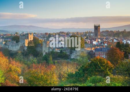 Lever de soleil automnal au château de Ludlow à Shropshire, Royaume-Uni, pris de Whitcliffe Common Banque D'Images