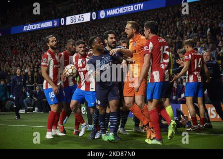 Les joueurs se disputent lors du match final du deuxième quart de la Ligue des champions de l'UEFA entre l'Atlético de Madrid et la ville de Manchester à Wanda Metropolitano sur 13 avril 2022 à Madrid, en Espagne. (Photo de Jose Breton/Pics action/NurPhoto) Banque D'Images