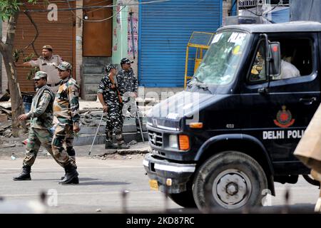 Les troupes paramilitaires gardent la veille à Jehangirpuri, à New Delhi, en Inde, le 22 avril 2022. La police et les forces paramilitaires de Delhi ont été déployées dans le quartier violent de Jahangirpuri, qui a été témoin d'affrontements violents, notamment de pelées de pierres entre deux communautés lors de la procession de Hanuman Jayanti samedi. (Photo de Nasir Kachroo/NurPhoto) Banque D'Images