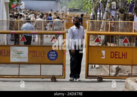 Un homme marche près des barricades de la police à Jehangirpuri, à New Delhi, en Inde, le 22 avril 2022. La police et les forces paramilitaires de Delhi ont été déployées dans le quartier violent de Jahangirpuri, qui a été témoin d'affrontements violents, notamment de pelées de pierres entre deux communautés lors de la procession de Hanuman Jayanti samedi. (Photo de Nasir Kachroo/NurPhoto) Banque D'Images