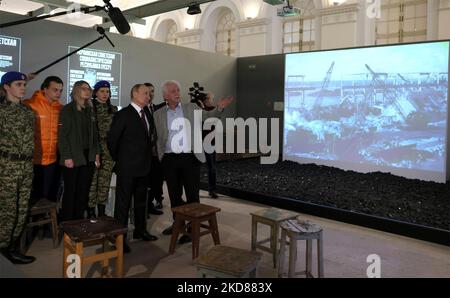 Moscou, Russie. 04th novembre 2022. Le président russe Vladimir Poutine visite l'exposition intitulée Ukraine: Points de bascule séminaux, en l'honneur de la Journée nationale de l'unité au hall central d'exposition de Manezh, à 4 novembre 2022, à Moscou, en Russie. Credit: Mikhail Metzel/Kremlin Pool/Alamy Live News Banque D'Images