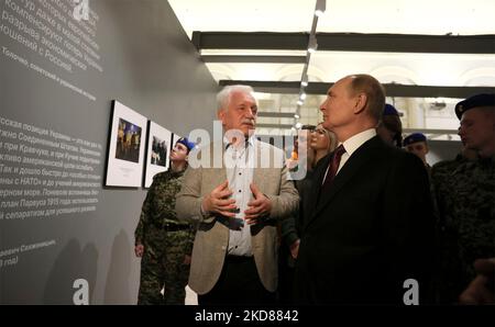 Moscou, Russie. 04th novembre 2022. Le président russe Vladimir Poutine visite l'exposition intitulée Ukraine: Points de bascule séminaux, en l'honneur de la Journée nationale de l'unité au hall central d'exposition de Manezh, à 4 novembre 2022, à Moscou, en Russie. Credit: Mikhail Metzel/Kremlin Pool/Alamy Live News Banque D'Images