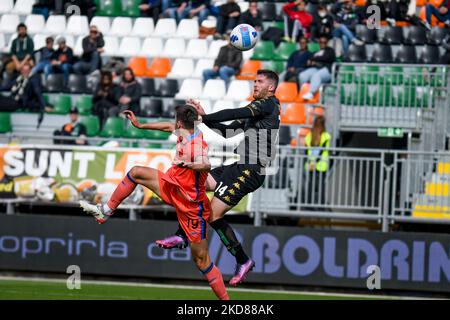 Thomas Henry de Venise en action contre Berat Djimsiti d'Atalanta pendant le football italien série A match Venezia FC vs Atalanta BC sur 23 avril 2022 au stade Pier Luigi Penzo à Venise, Italie (photo par Ettore Griffoni/LiveMedia/NurPhoto) Banque D'Images