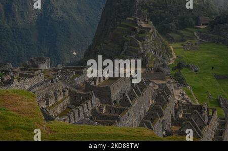 Vue sur la section résidentielle de l'ancienne ville inca de Machu Picchu située dans les Andes à une altitude de 2 430 mètres (7 970 pieds). L'icône la plus célèbre de la civilisation inca a été déclarée Sanctuaire historique péruvien en 1981, site du patrimoine mondial de l'UNESCO en 1983, et en 2007 a été ensuite déclarée l'une des sept nouvelles merveilles du monde. Le mercredi 20 avril 2022, dans le Sanctuaire historique de Machu Picchu, province d'Urubamba, Pérou. (Photo par Artur Widak/NurPhoto) Banque D'Images