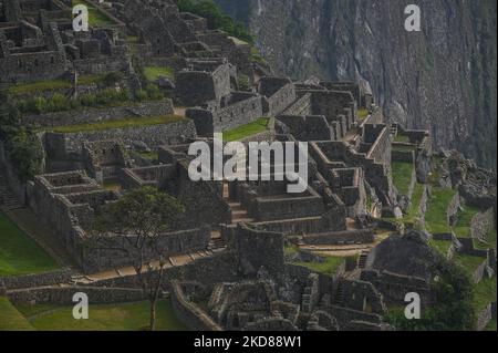 Vue sur la section résidentielle de l'ancienne ville inca de Machu Picchu située dans les Andes à une altitude de 2 430 mètres (7 970 pieds). L'icône la plus célèbre de la civilisation inca a été déclarée Sanctuaire historique péruvien en 1981, site du patrimoine mondial de l'UNESCO en 1983, et en 2007 a été ensuite déclarée l'une des sept nouvelles merveilles du monde. Le mercredi 20 avril 2022, dans le Sanctuaire historique de Machu Picchu, province d'Urubamba, Pérou. (Photo par Artur Widak/NurPhoto) Banque D'Images