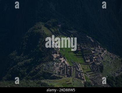 Vue sur l'ancienne ville inca de Machu Picchu situé dans les Andes à une altitude de 2 430 mètres (7 970 pieds) vu du sommet de la montagne Machu Picchu. L'icône la plus célèbre de la civilisation inca a été déclarée Sanctuaire historique péruvien en 1981, site du patrimoine mondial de l'UNESCO en 1983, et en 2007 a été ensuite déclarée l'une des sept nouvelles merveilles du monde. Le mercredi 20 avril 2022, dans le Sanctuaire historique de Machu Picchu, province d'Urubamba, Pérou. (Photo par Artur Widak/NurPhoto) Banque D'Images