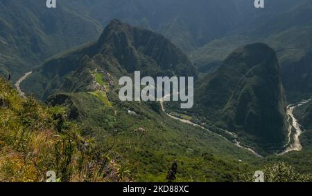 Vue panoramique du Machu Picchu depuis la montagne du Machu Picchu entourée par la rivière Urubamba. L'icône la plus célèbre de la civilisation inca a été déclarée Sanctuaire historique péruvien en 1981, site du patrimoine mondial de l'UNESCO en 1983, et en 2007 a été ensuite déclarée l'une des sept nouvelles merveilles du monde. Le mercredi 20 avril 2022, dans le Sanctuaire historique de Machu Picchu, province d'Urubamba, Pérou. (Photo par Artur Widak/NurPhoto) Banque D'Images
