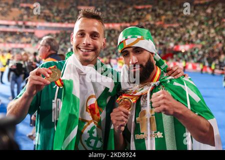 Sergio Canales de Real Betis et Nabil Fekir de Real Betis célèbrent la victoire après le match final de Copa del Rey entre Real Betis et Valencia CF à l'Estadio la Cartuja sur 23 avril 2022 à Séville, Espagne. (Photo de Jose Luis Contreras/DAX Images/NurPhoto) Banque D'Images