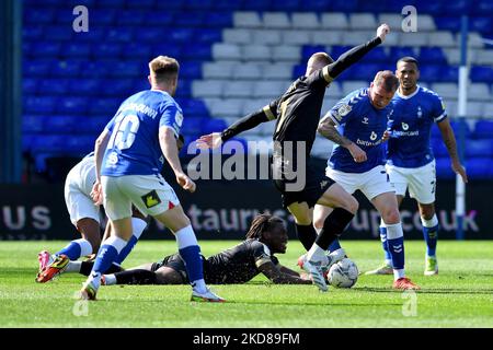 Nicky Adams d'Oldham Athletic et Ryan Watson de Salford City pendant le match de Sky Bet League 2 entre Oldham Athletic et Salford City à Boundary Park, Oldham, le samedi 23rd avril 2022. (Photo par MI News/NurPhoto) Banque D'Images