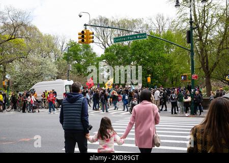 La Marche pour la science a débuté à Central Park, à New York, sur 23 avril 2022, où des centaines de participants ont défilé à Bryant Park pour appeler les élus, les médias et les entreprises à écouter la science du changement climatique. (Photo de Karla Ann Cote/NurPhoto) Banque D'Images