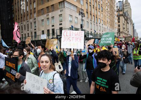 La Marche pour la science a débuté à Central Park, à New York, sur 23 avril 2022, où des centaines de participants ont défilé à Bryant Park pour appeler les élus, les médias et les entreprises à écouter la science du changement climatique. (Photo de Karla Ann Cote/NurPhoto) Banque D'Images