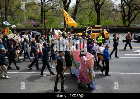 La Marche pour la science a débuté à Central Park, à New York, sur 23 avril 2022, où des centaines de participants ont défilé à Bryant Park pour appeler les élus, les médias et les entreprises à écouter la science du changement climatique. (Photo de Karla Ann Cote/NurPhoto) Banque D'Images