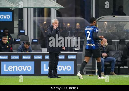 L'entraîneur en chef José Mourinho (COMME Roma) pendant le football italien série A match Inter - FC Internazionale vs AS Roma sur 23 avril 2022 au stade San Siro à Milan, Italie (photo par Luca Rossini/LiveMedia/NurPhoto) Banque D'Images