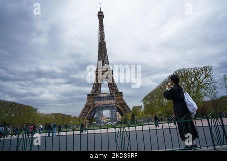 Visite de touristes à la Tour Eiffel à Paris, France, sur 23 avril 2022 (photo d'Oscar Gonzalez/NurPhoto) Banque D'Images