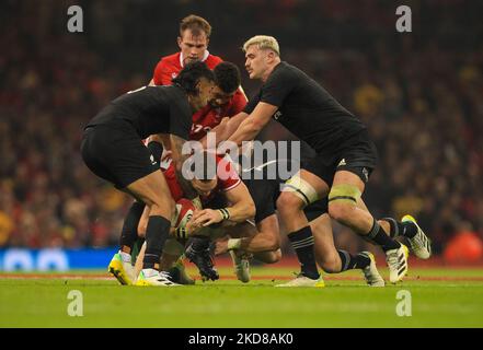 5th novembre 2022; Stade de la Principauté, Cardiff, pays de Galles: Série d'automne international rugby pays de Galles contre Nouvelle-Zélande: George Nord du pays de Galles est abordé par Jordie Barrett de Nouvelle-Zélande Banque D'Images