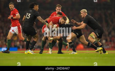 5th novembre 2022; Stade de la Principauté, Cardiff, pays de Galles: Série d'automne international rugby pays de Galles contre Nouvelle-Zélande: George Nord du pays de Galles est abordé par Jordie Barrett de Nouvelle-Zélande Banque D'Images