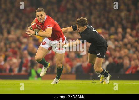 5th novembre 2022; Stade de la Principauté, Cardiff, pays de Galles: Série d'automne international rugby pays de Galles contre Nouvelle-Zélande: George Nord du pays de Galles est attaqué par Beauden Barrett de Nouvelle-Zélande Banque D'Images